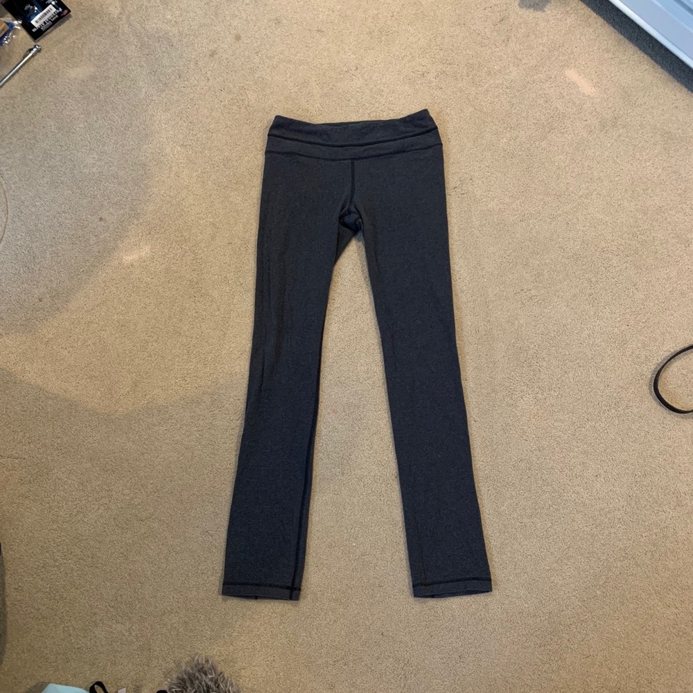 charcoal grey lululemon leggings/ yoga pants